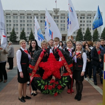 Возложения венков и цветов к Вечному огню и горельефу «Скорбящей Матери-Родине» на площади Славы